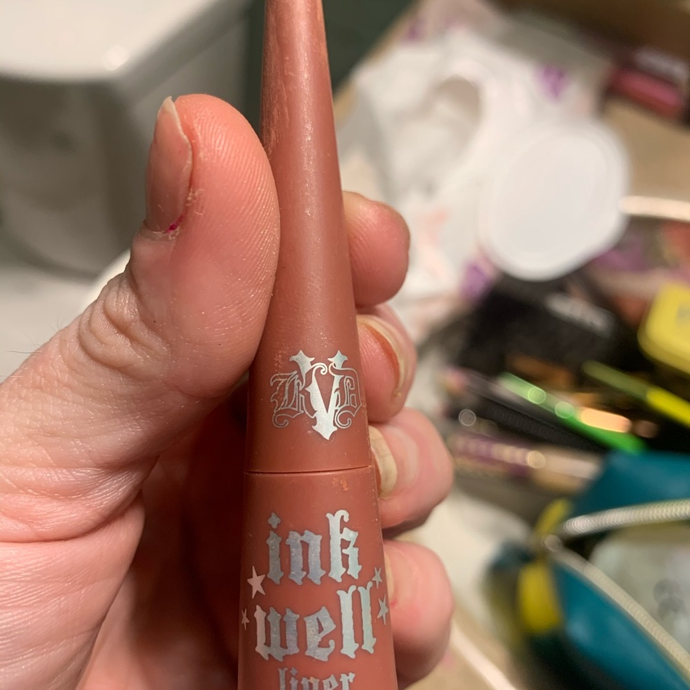 Liquid eyeliner